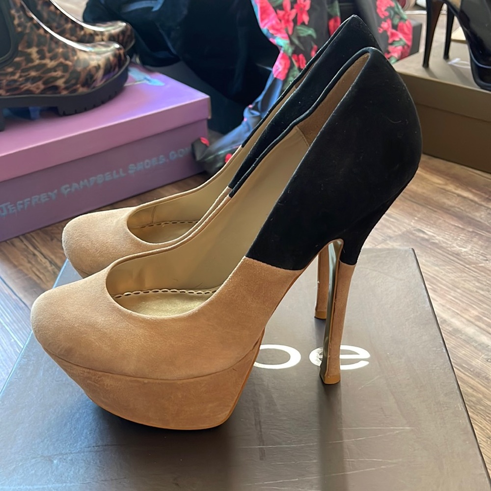 Bebe black and tan heels!